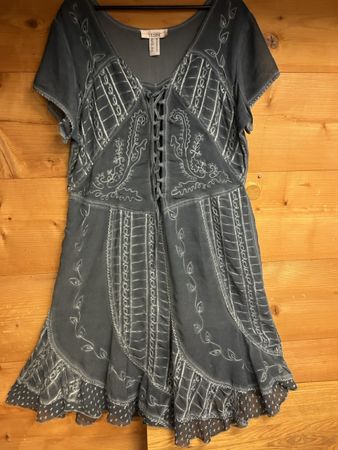Sommerkleid mit Stickereien Grösse 46 jeansblau