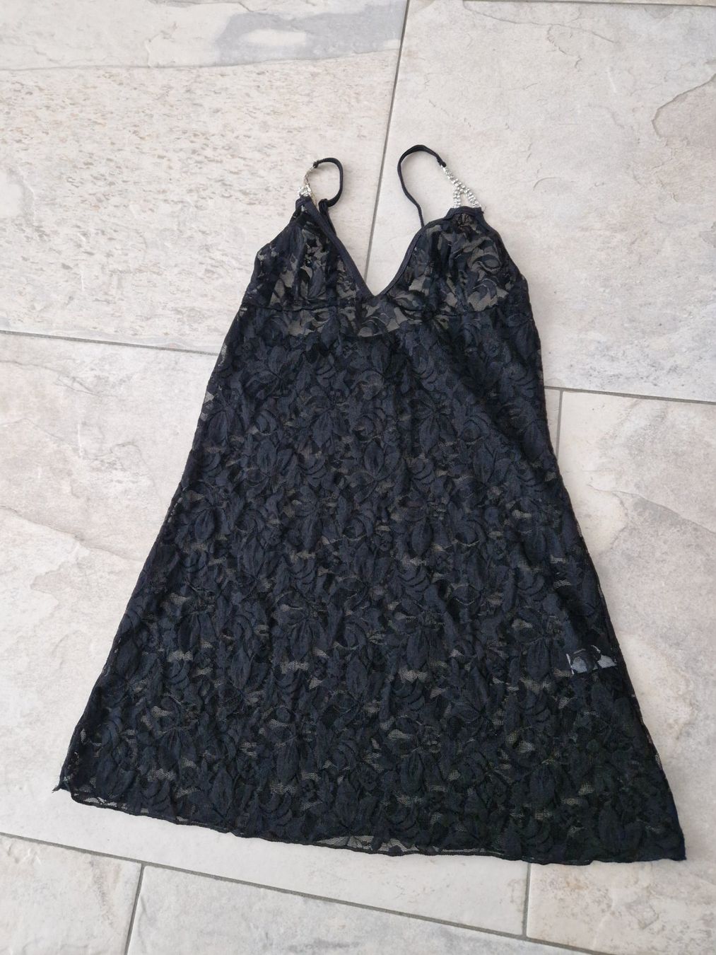 Tops: Schwarzes Spitzen-Top mit Strass-Träger / Grösse S one size – Gebraucht aus Niederrohrdorf von Miripfiri