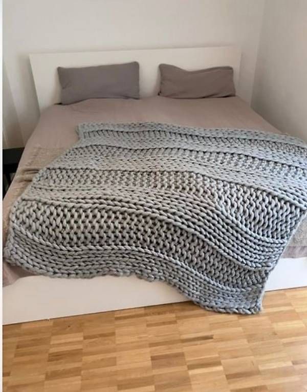 Decken: Tagesdecke plaid grau Strick  – Gebraucht aus Riehen von tab_p675