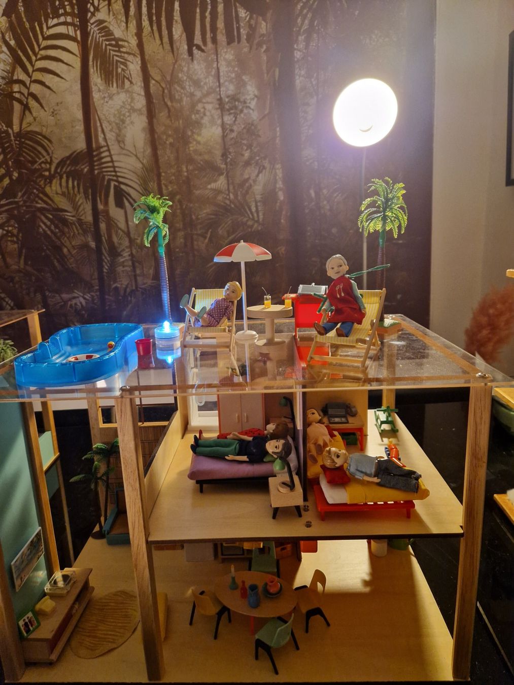 Djeco Case e mobili per bambole: Puppenhaus djeco, möbiliert, mit djeco Biegepuppen – Nuovo (secondo la descrizione) da Zürich venduto da ant_kk8r