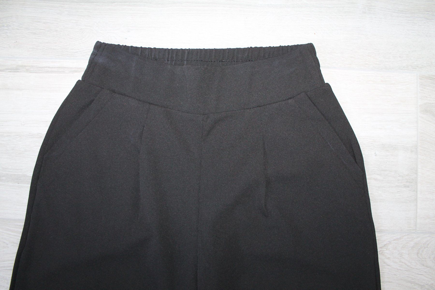 Pantaloni: Pantacourt élégant taille M – Usato da Chez-le-Bart venduto da jasse 1