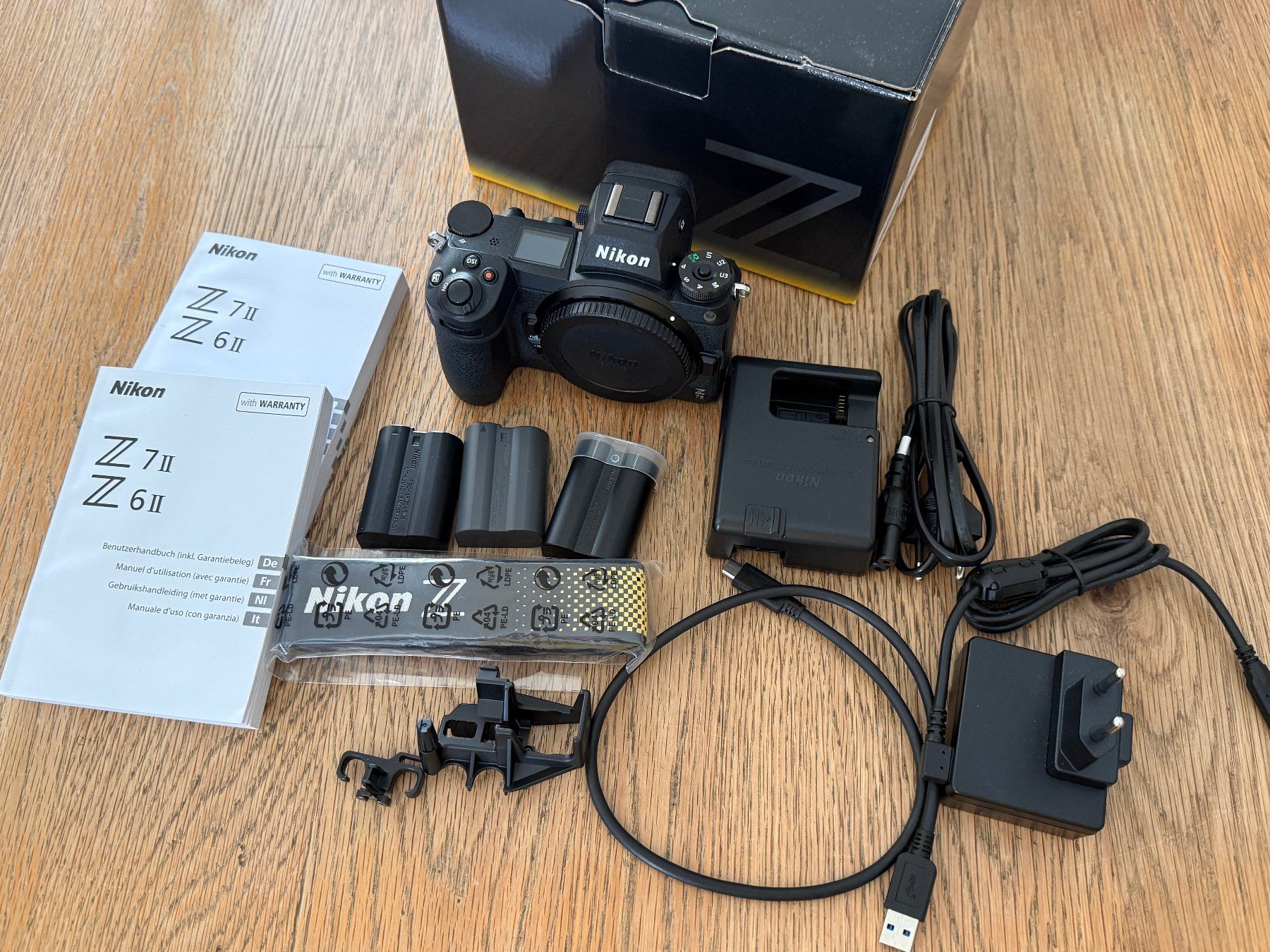 Nikon Fotocamera: Nikon Z7II comme neuf + accessoires – Nuovo (secondo la descrizione) da Cossonay-Ville venduto da Nomade0