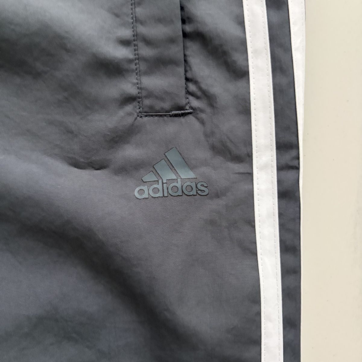 Adidas Pantaloni: Sporthose Adidas grau Grösse S – Nuovo (secondo la descrizione) da Opfikon venduto da ZDem 1