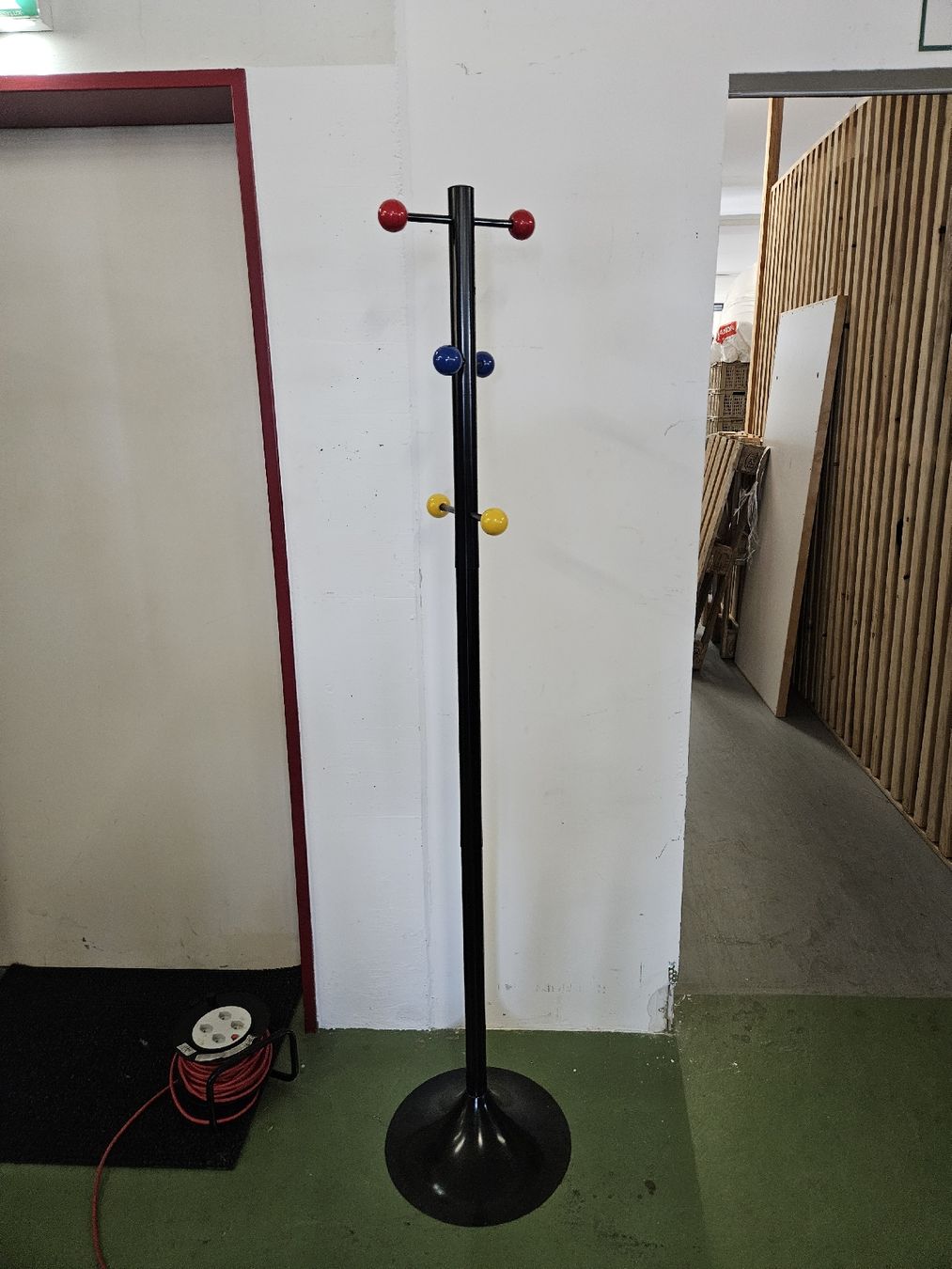 Porte manteau: Garderobenständer Bauhausstil  – D'occasion à Pratteln par Cartonsducoeur_bl