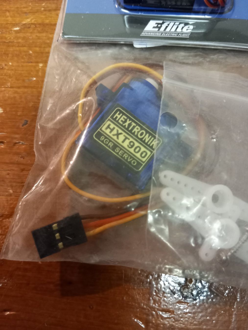 E-Flite Modellismo RC: 4 Neue RC-Modell Microservo, E-flite und Hextronic – Nuovo e nell'imballaggio originale da Givisiez venduto da Reiffel 1