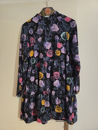 Monki Kleid, Blumenmuster, perfekt für den Herbst!