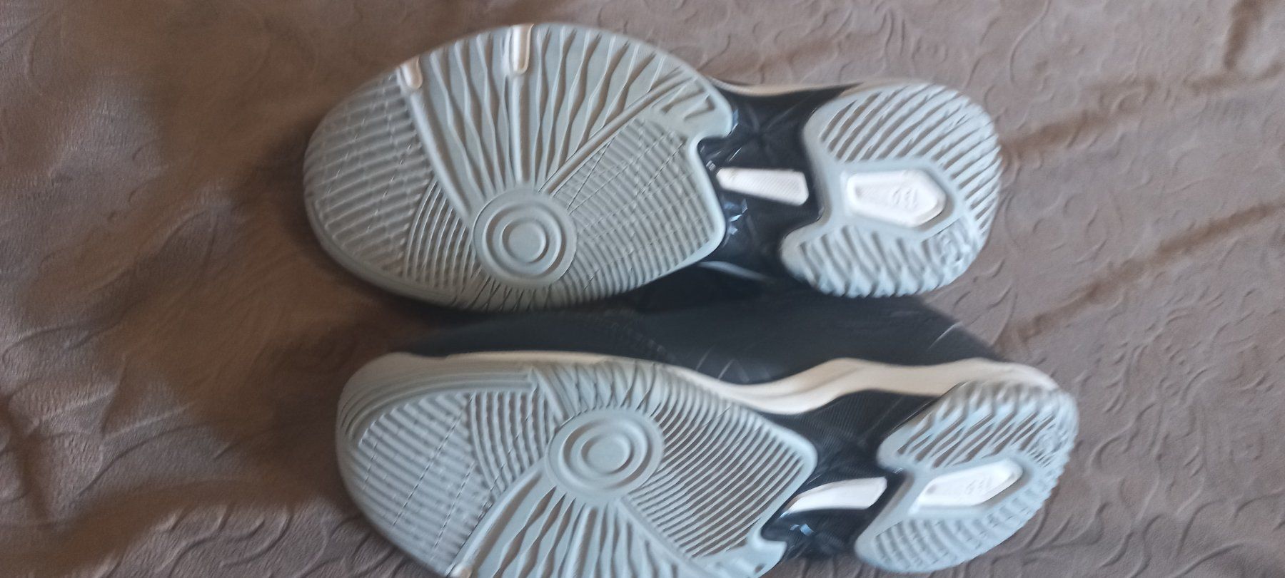 Asics Scarpe da uomo: Asics Hallenschuhe 41.5 – Usato da Zürich venduto da Hannes_R 2