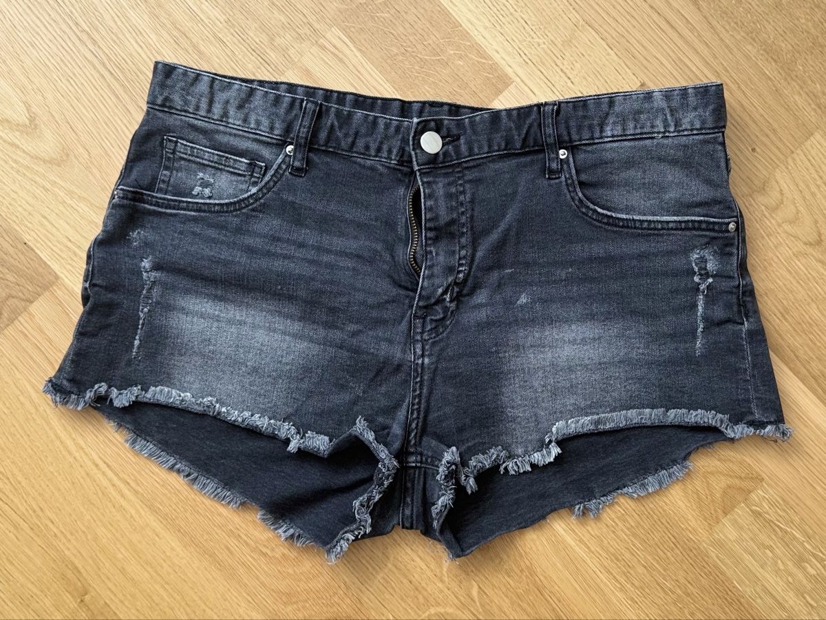 Jeans: Schwarze Jeansshorts, Grösse 38 – Nuovo (secondo la descrizione) da Ebikon venduto da jov_w5ww