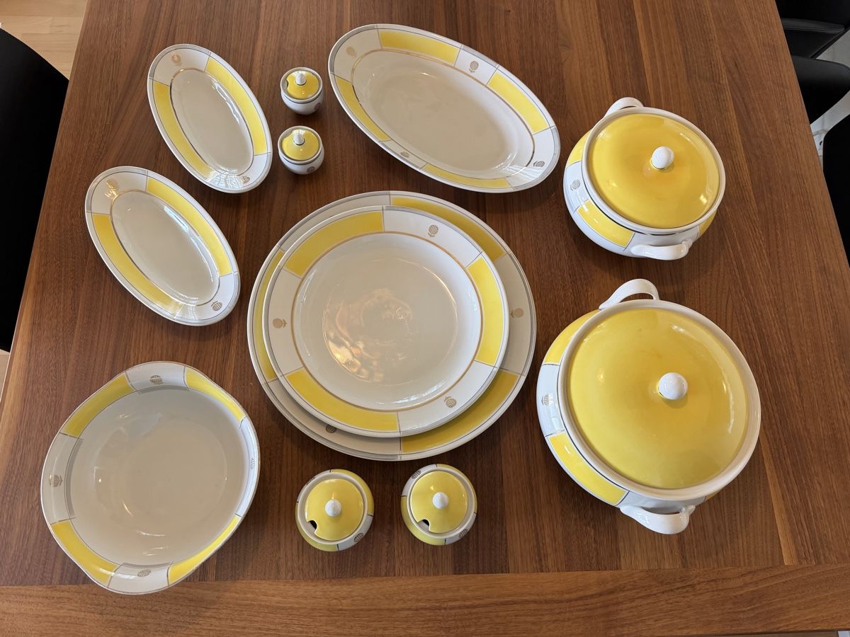 Set di piatti: Vintage Yellow / White / Grey Dinnerware Set – Usato da Erlenbach ZH venduto da topchick