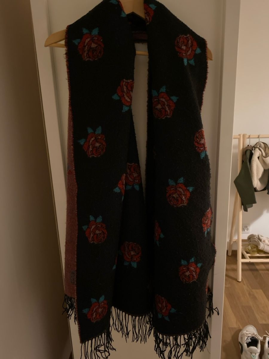 H&M Foulards, Tücher & Schals: Wendbarer Schal mit Rosenmuster schwarz/rosa – Gebraucht aus Basel von selinalivia