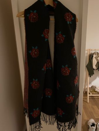 Wendbarer Schal mit Rosenmuster schwarz/rosa