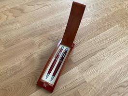 Stylo et porte-mine dans leur boite (licence Caterpillar)