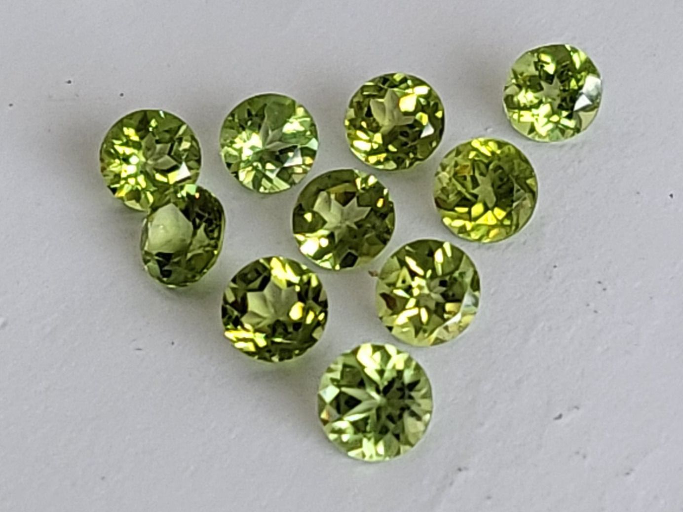 Edelsteine: Péridots AAA rond 5 mm / 0.52 ct pièce – Neu (gemäss Beschreibung) aus La Chaux-de-Fonds von j-aime-les-gemmes 2