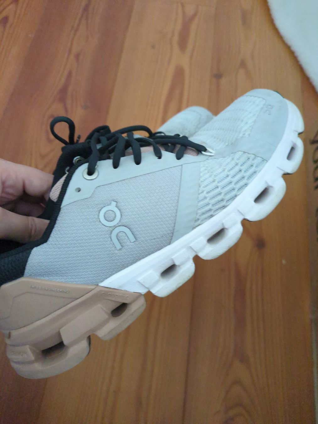On Scarpe da donna: Laufschuh On Cloud grau beige gebraucht – Usato da Einsiedeln venduto da cgy_z5yw 2