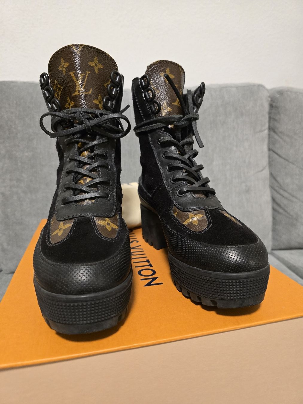 Louis Vuitton Scarpe da donna: LV Laureate Boots Gr. 37 Monogram Canvas VERSAND MÖGLICH – Usato da Dietikon venduto da Kaska2020 1