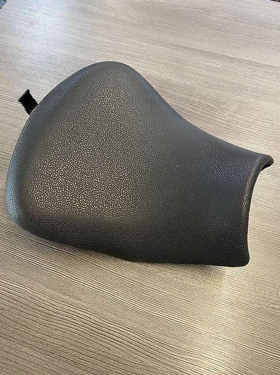 Alle Motorradersatzteile: Tiefer Fahrersitz (- 30 mm) Kawasaki Z650 090SEC0035 NEU – Gebraucht aus Diessenhofen von MotoshopZachmann 5