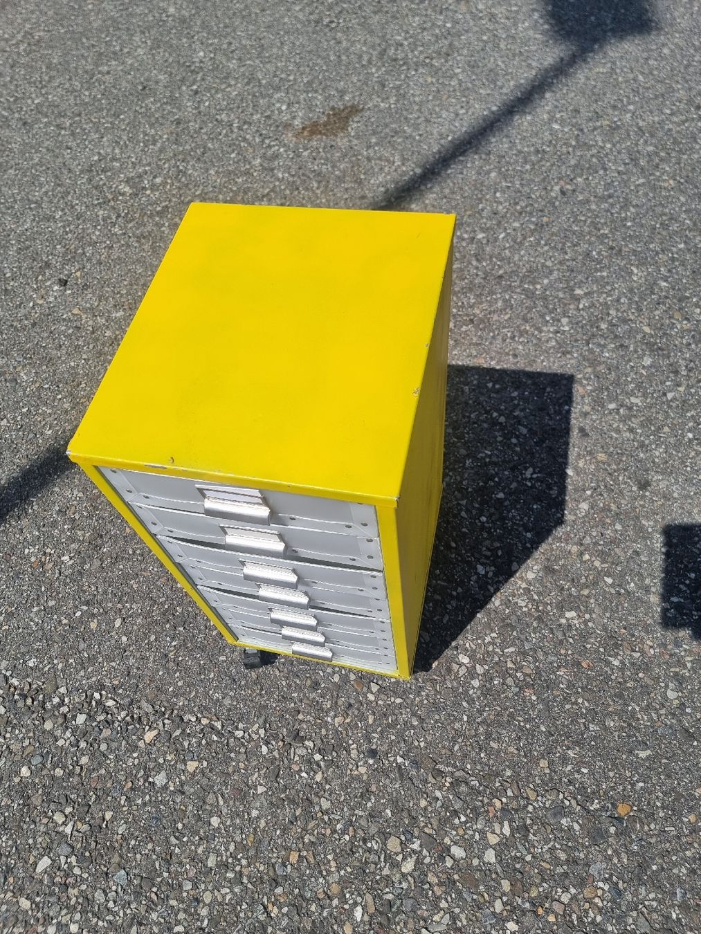 Banconi: Rollcontainer mit 8 Schubladen gelb Metall mit Rollen – Usato da Olten venduto da Mezopotamya 7
