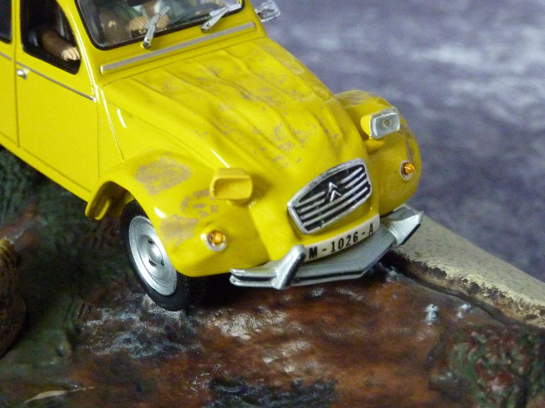 Citroën Modellini d'auto: Citroen 2CV Döschwo James Bond 1:43 – Nuovo (secondo la descrizione) da Dürrenäsch venduto da modellautos4you 4
