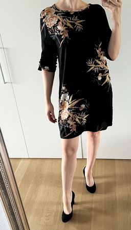 Schönes Sommerkleid mit Blumenmuster, s-l