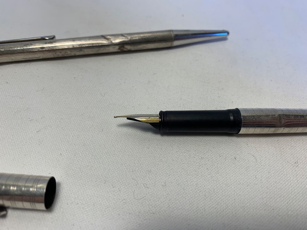 Lot De 2 Stylos De Luxe ST DUPONT - Un à Plume, Un à Bille - Corps En Argent - Occasion De Collection