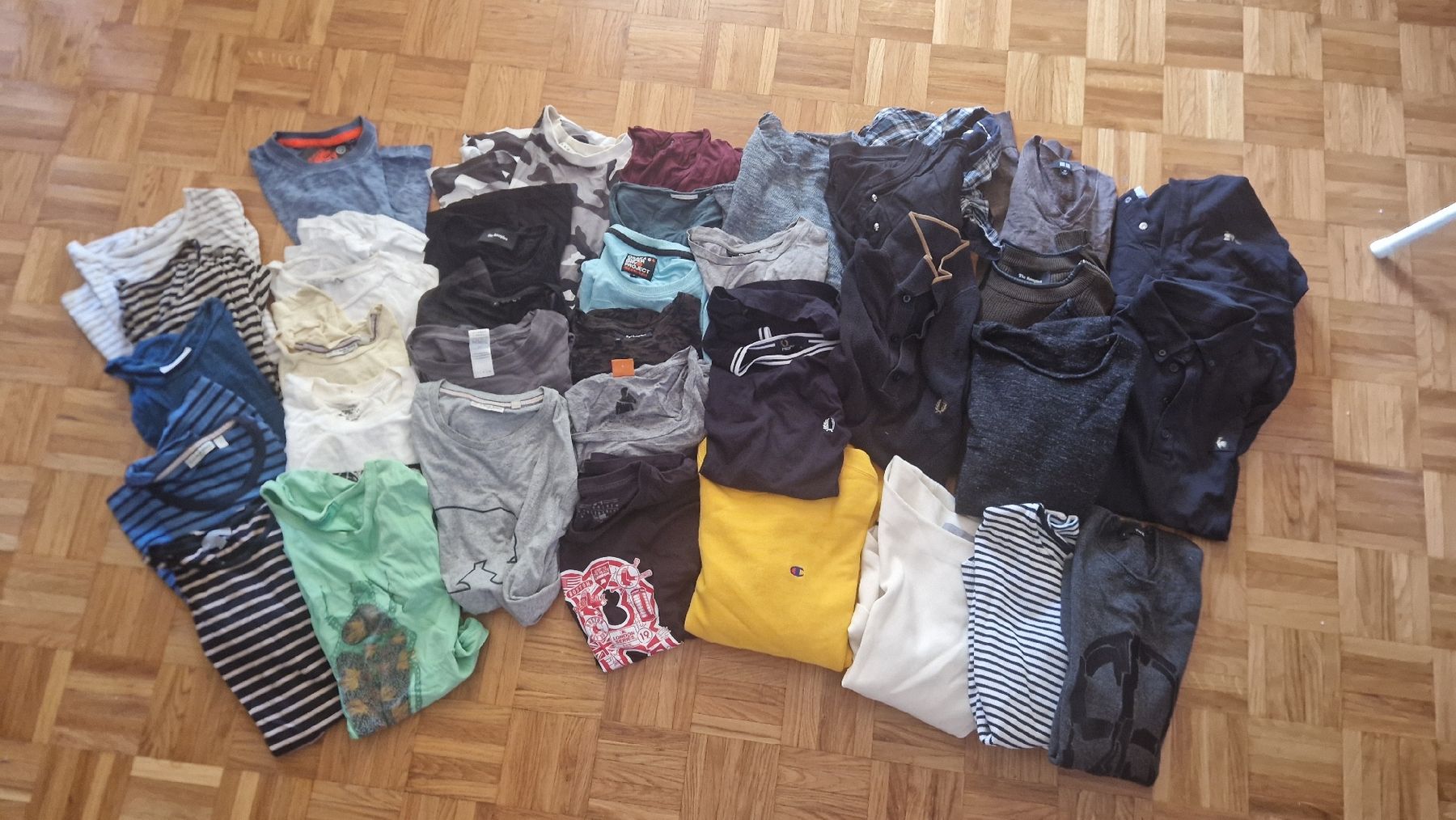 Fred Perry Lotti & Set di vestiti: MEGA lot de vêtements XS – Usato da Tolochenaz venduto da Romadom