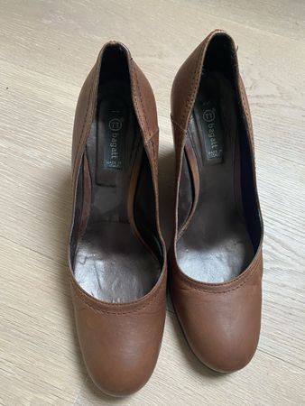 Braune Bagatt Leder Pumps mit Keilabsatz Grösse 37
