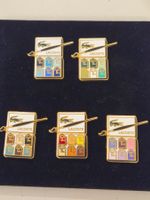 5 Lacoste Pins / Badges in Originalbox-Arthus Bertrand Paris