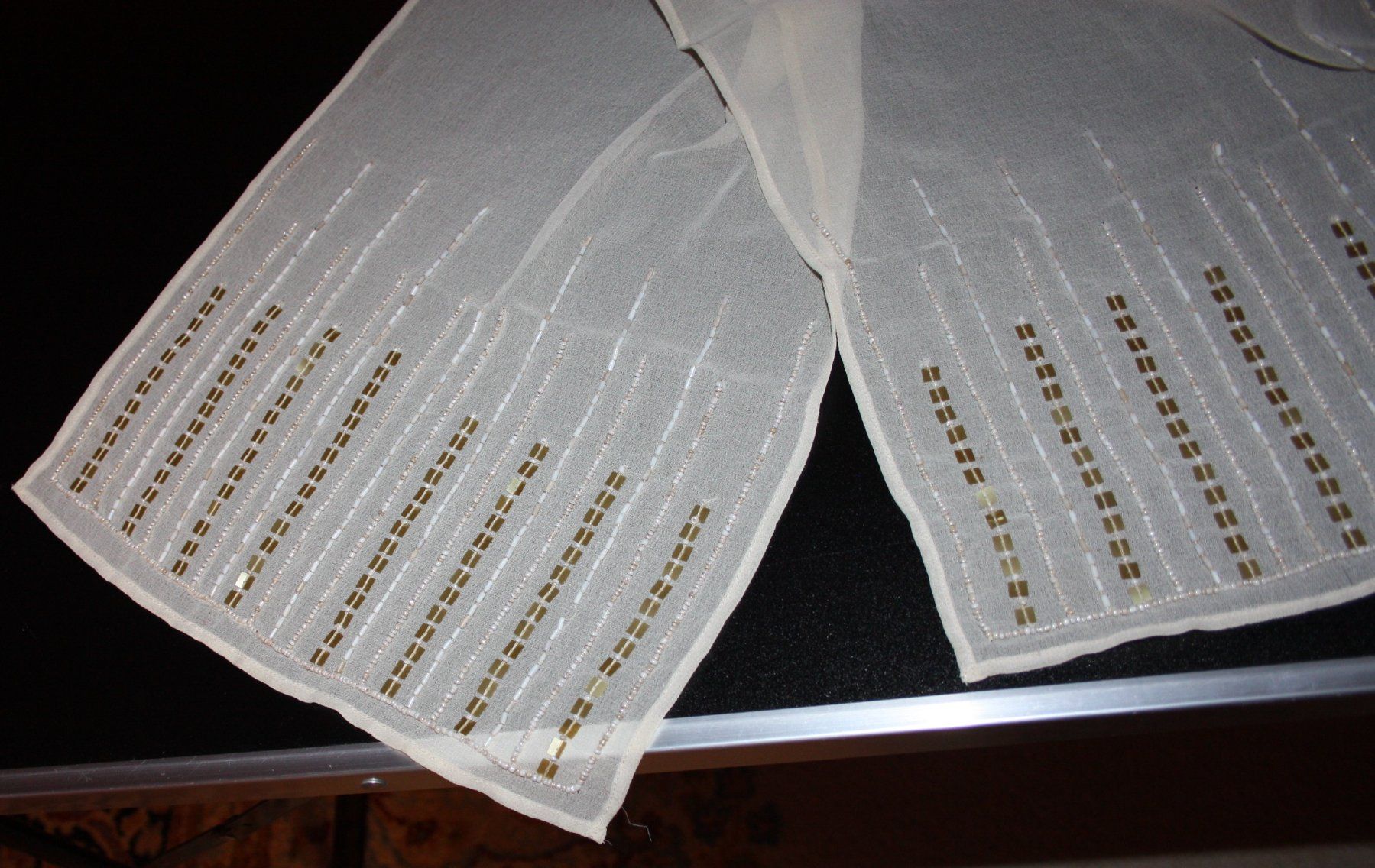 Foulard & Sciarpe: Schal vanille mit Perlen – Usato da Flüelen venduto da Diversicum-Textil 2