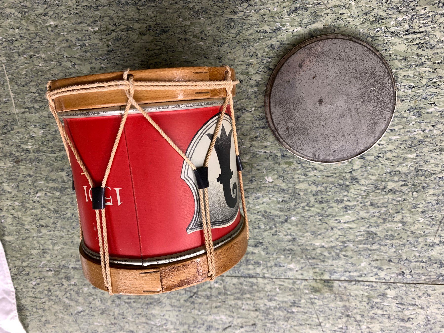 Alle Dekorationen: Blechdose Blechtrommel mit Holzkranz Basler Läckerli – Gebraucht aus Rickenbach SZ von Frickler 4