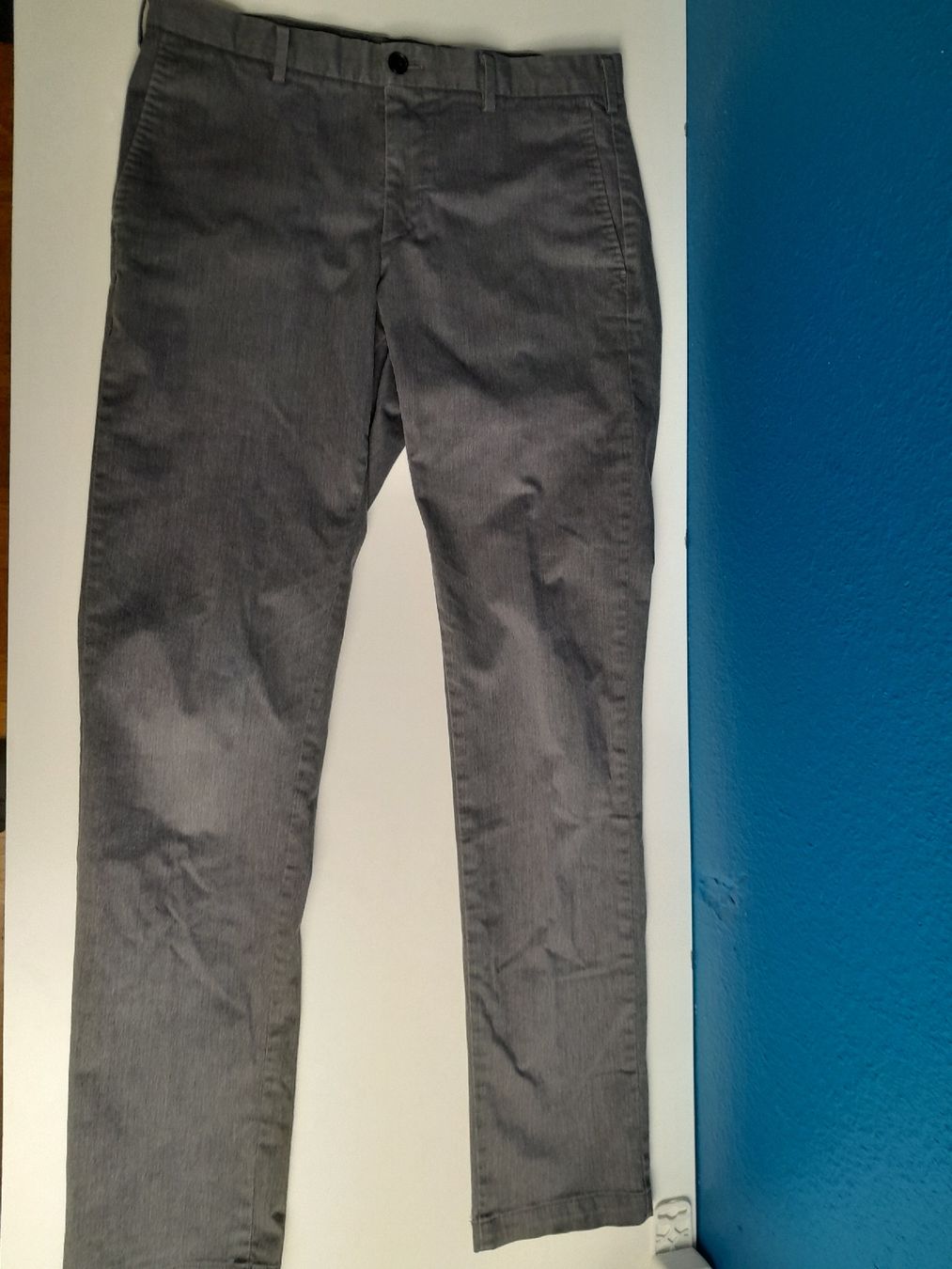 Uniqlo Hosen: pantalon uniqlo taille 42 gris – Gebraucht aus Genève von ang_fd8z