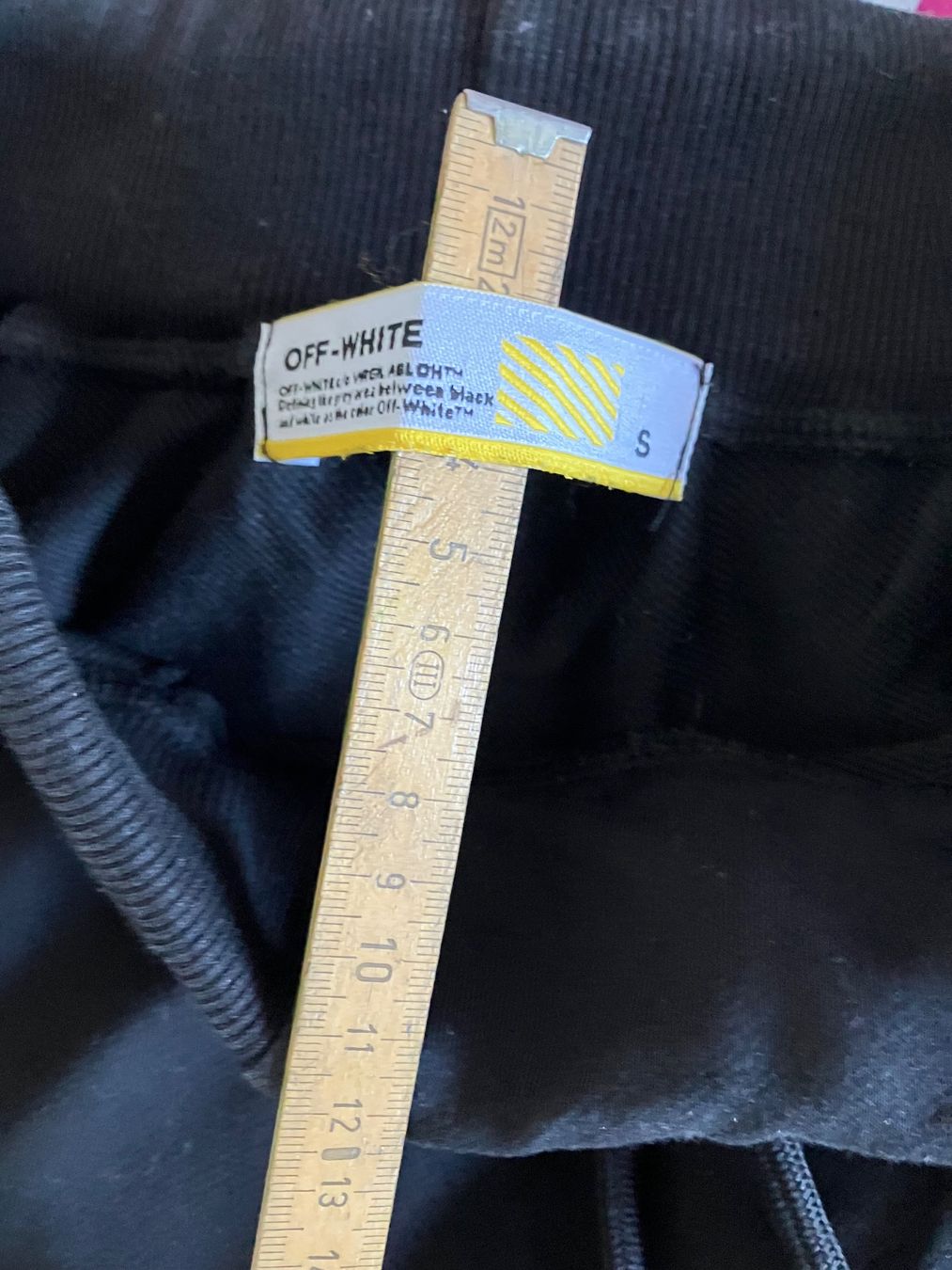Off-White Pantaloni: Off-white Shorts – Usato da Huttwil venduto da Badi369 5