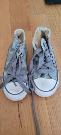 Basket unisex taille 25 comme neuves