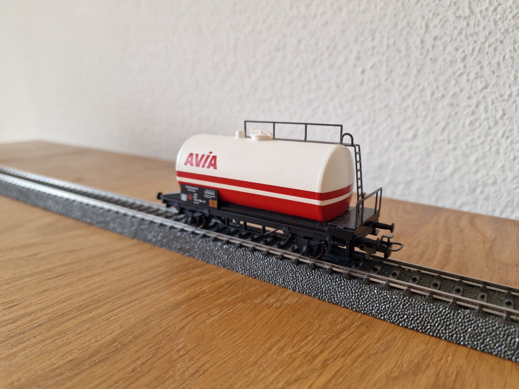 Märklin Modelleisenbahnen: Märklin Tankwagen AVIA H0 – Gebraucht aus Matten b. Interlaken von lor_hr9w 2