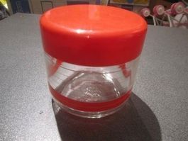 Glasdose mit rotem Deckel