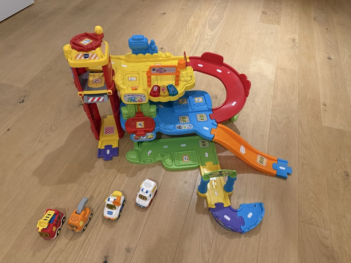 Vtech Tut Tut Baby Flitzer Super Garage mit 4 Autos! (Gebraucht) in ...