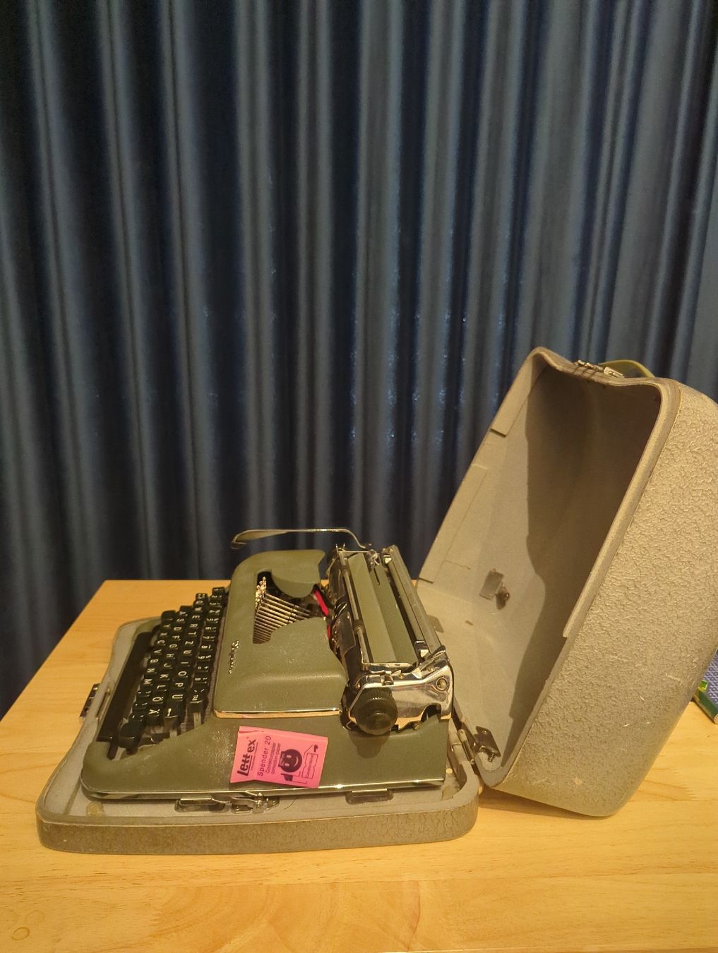 Macchine da scrivere: Olympia Traveller typewriter, portable, with case – Usato da Zürich venduto da opopoca 1