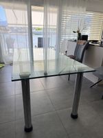 Glas-Esstisch mit Metallbeinen