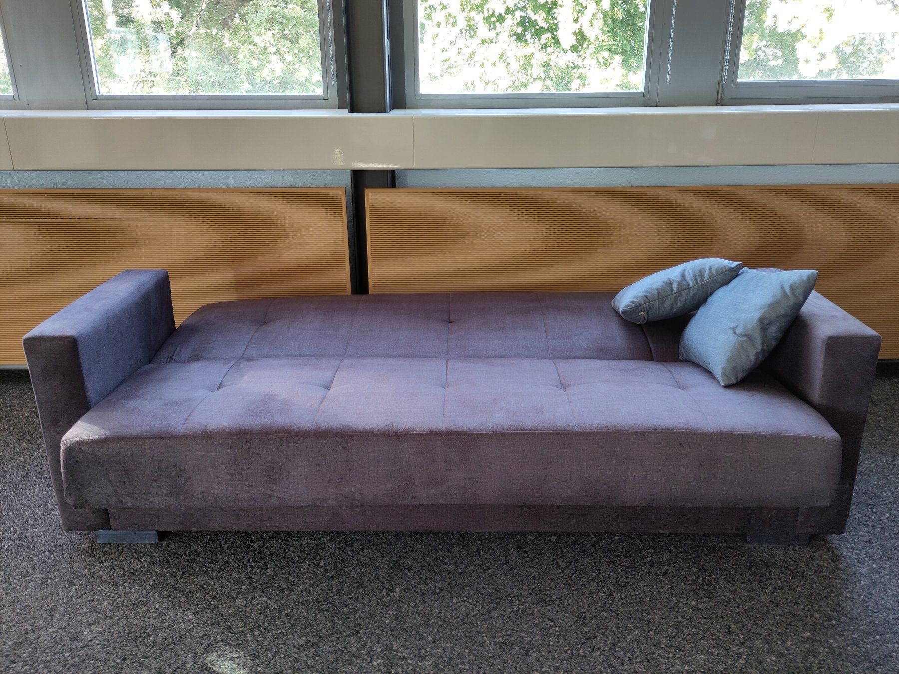 Divani: Grau-violettes Schlafsofa – Usato da Düdingen venduto da Irmas_Atelier 1