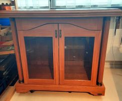 Kommode mit Glastablaren (Vitrine) 104x88x54