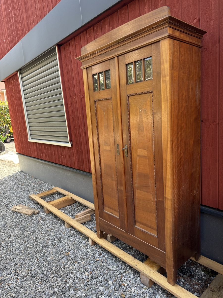 Armadi: Antiker Holzschrank – Usato da Altdorf UR venduto da Gleisel 2
