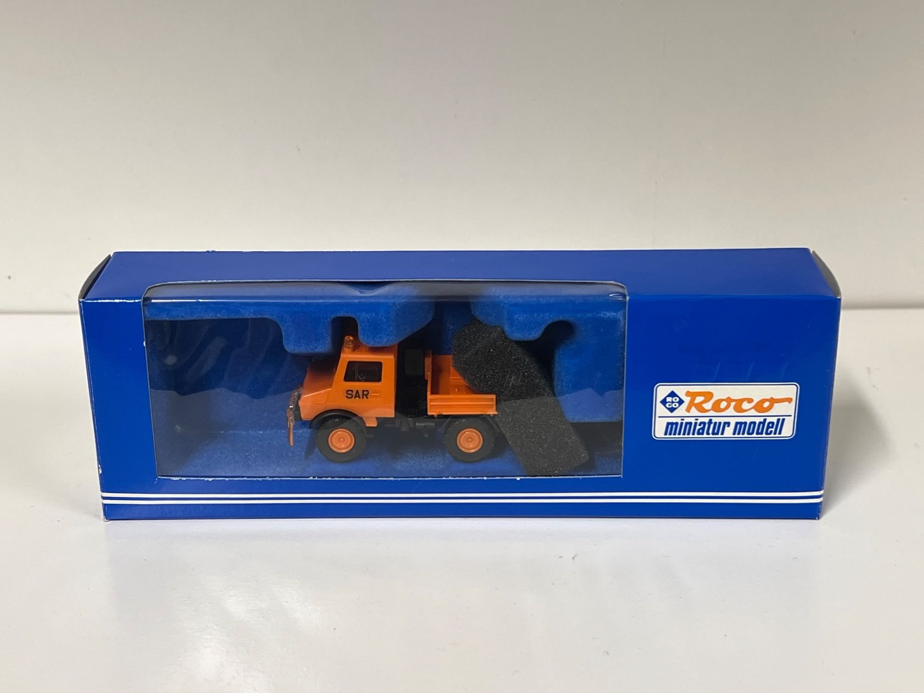 Roco Modellini di ferrovie: Roco 4006 Unimog U 1200 + Hell-Plattform H0 – Nuovo e nell'imballaggio originale da Neuenhof venduto da ludovicco