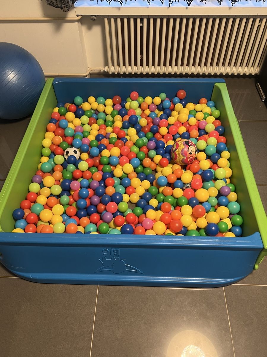 Sabbiera per bambini: Spielbälle mit Sandkasten – Usato da Erstfeld venduto da vasuki01