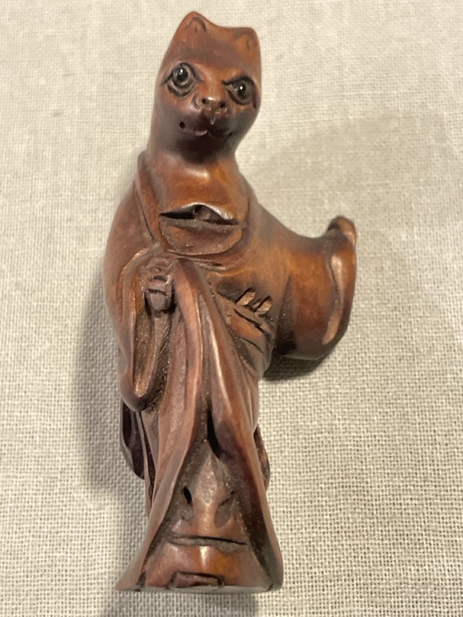 Statuette: Netsuke Holz, Katze  stehend, signiert – Usato da Embrach venduto da Gauvain1