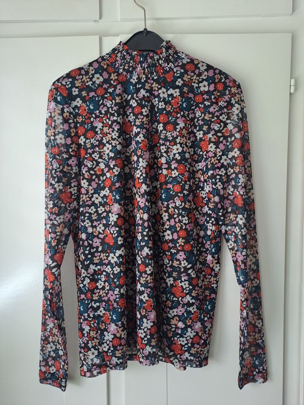 Vila Blusen: Bluse VILA mit Blumenmuster, Gr. S – Gebraucht aus Zürich von nae_7l2b
