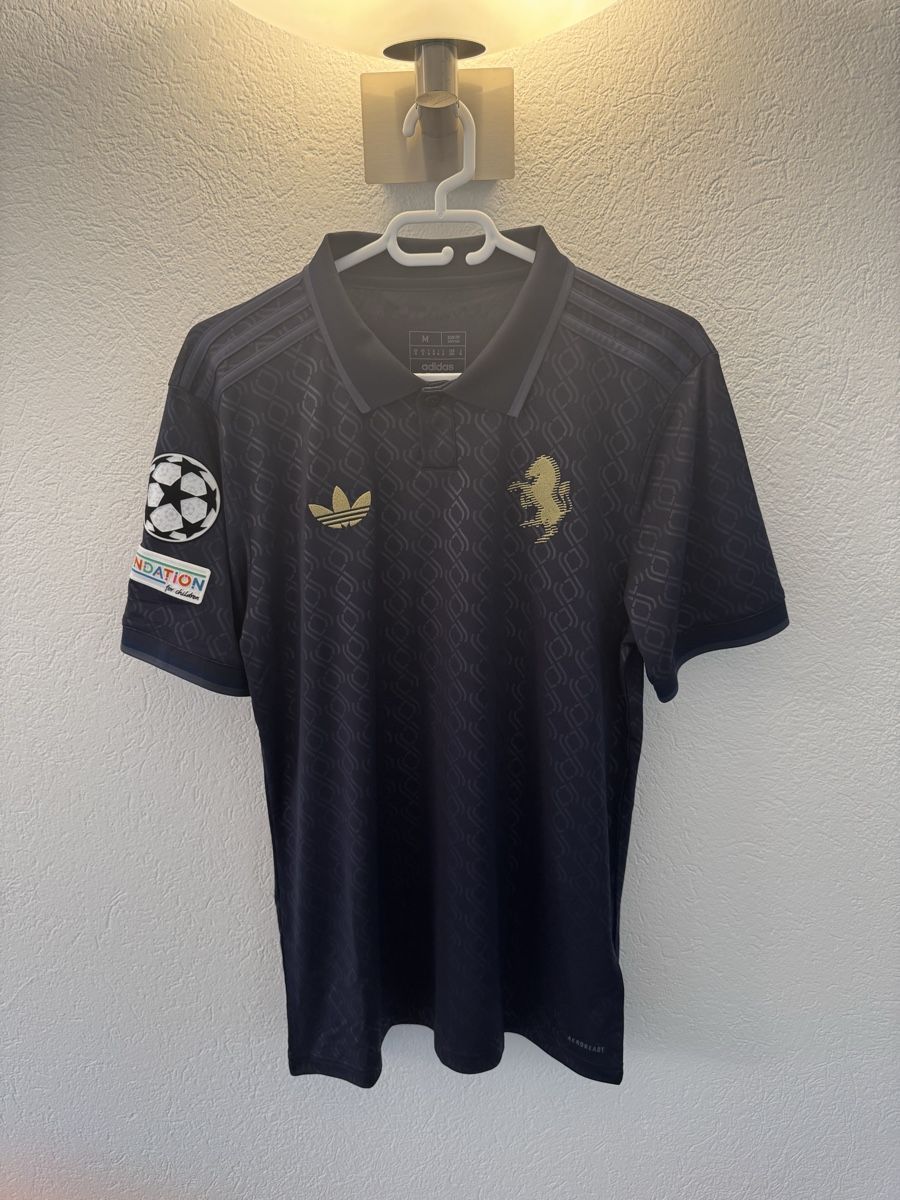 Adidas Leibchen & Hosen: Originales Juventus 3. Trikot, Saison 24/25 – Neu und originalverpackt aus Birmenstorf AG von Finoallafine1897