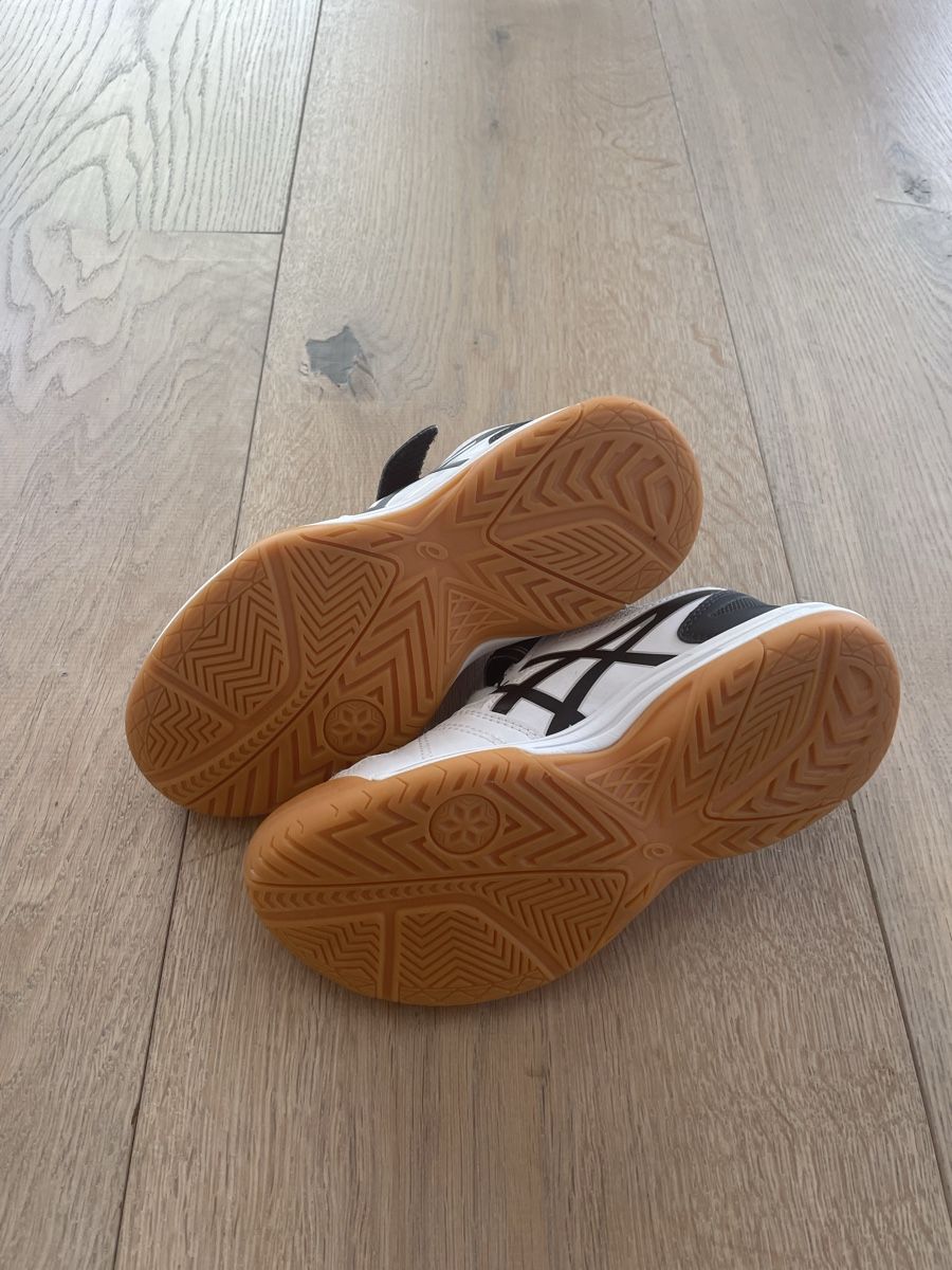 Asics Chaussures garçon: Kinder Hallenturnschuh Asics Gr. 33.5 – D'occasion à Hohenrain par Oters 2