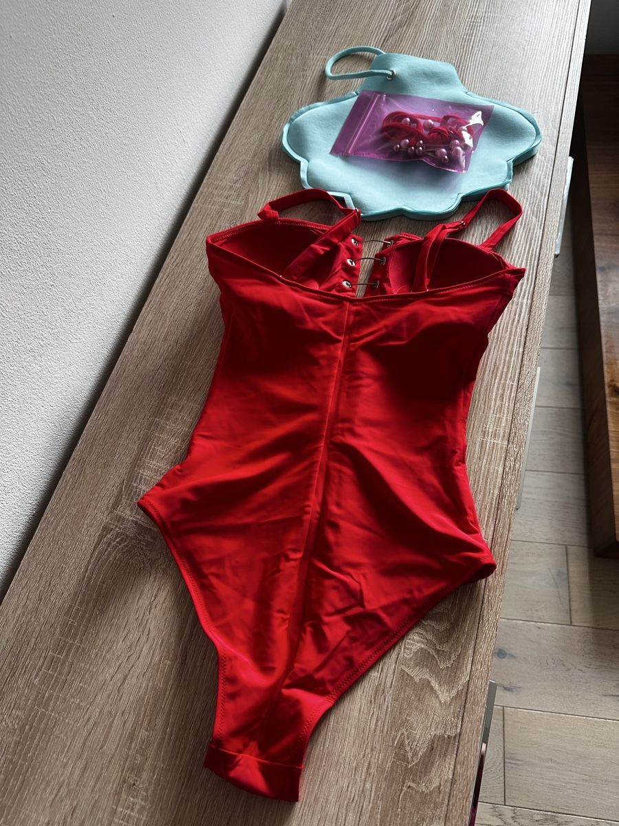 Costumi da bagno & Bikini: Badeanzug Rot mit Perlen-Schnürung Gr. S – Nuovo e nell'imballaggio originale da Biel/Bienne venduto da len_9tlh 1