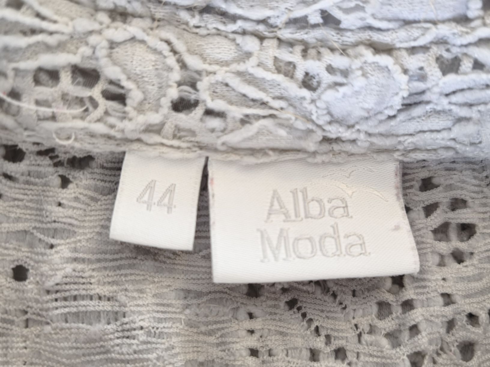 Alba Moda Chemisiers: Alba Moda Bluse Spitzenmuster Grau Groesse 44 – D'occasion à KRIENS par Franzy_Blond10 3