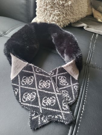 Schal Guess schwarz mit Kunstfellbesatz guter Zustand