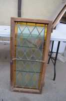 Antikes Fenster mit farbigem Glas,